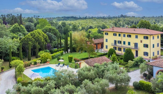 Lovely apartment in villa for 15 people with hot tub, private pool, WIFI, A/C, TV and pets allowed