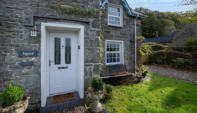 Lovingly renovated three bedroom schoolhouse in Eryri | Isgoed