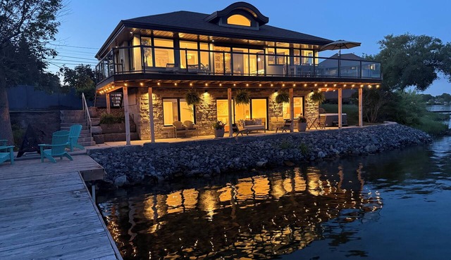 Luxurious Riverfront Retreat, Dock, Beach, Hot tub