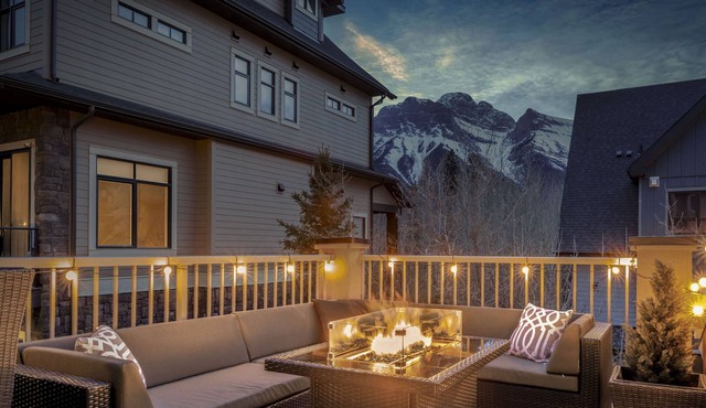 Luxury 3BDRM - Chic Mountain Escape - BBQ/Fire Table