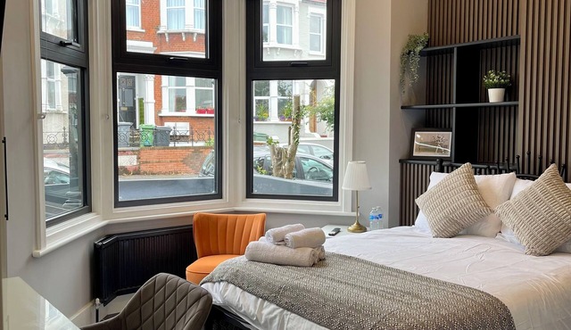 Luxury Deluxe Double Room In Guest House | Vibrant London