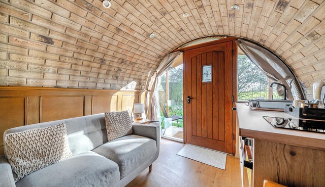 Luxury Pod-sleeps 2-hot Tub-pets-garden