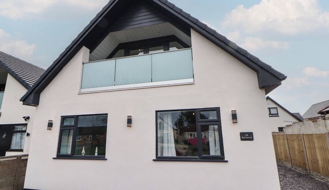 MIKE’S PLACE ON THE COVE, pet friendly, with a garden in Rhyl