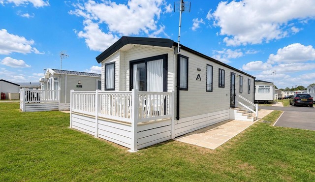 Modern 8 berth caravan at Dovercourt Holiday Park ref 44003BW