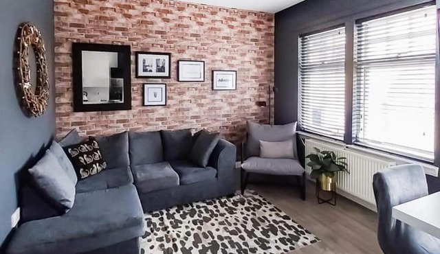 Modern Apartment - Sleeps 4 - Centrally located