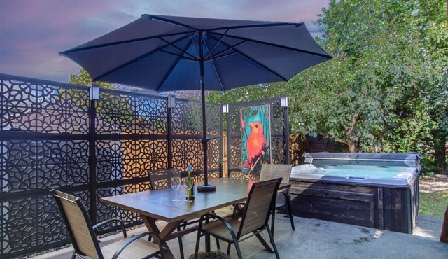 Modern Eclectic Home~Walk to WEM~AirCon~Yard~Hot Tub