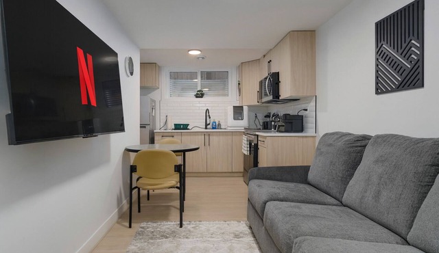 Modern Suite 2 by Royal Alex Hospital, LRT, Rogers| Free WiFi, Parking & Netflix