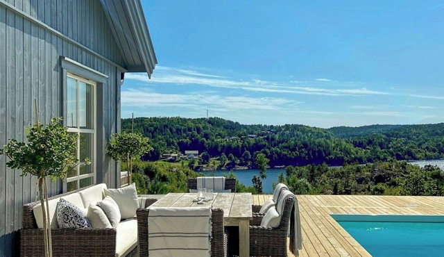 Modern summer house with pool in Risør