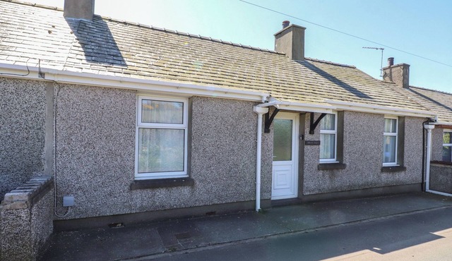 MONA VIEW, pet friendly, with a garden in Amlwch