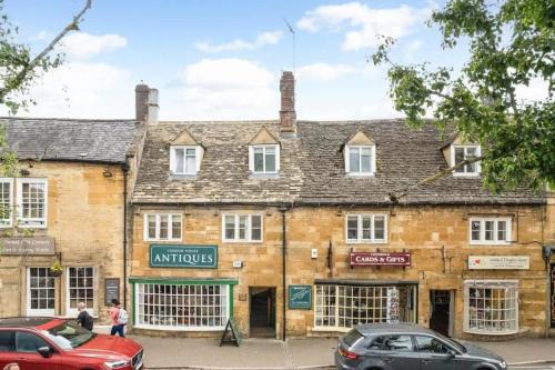 Moreton High Street - Sleeps 10, with private garden