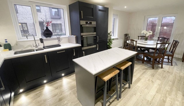 New Executive 5 bed House close to Science Parks