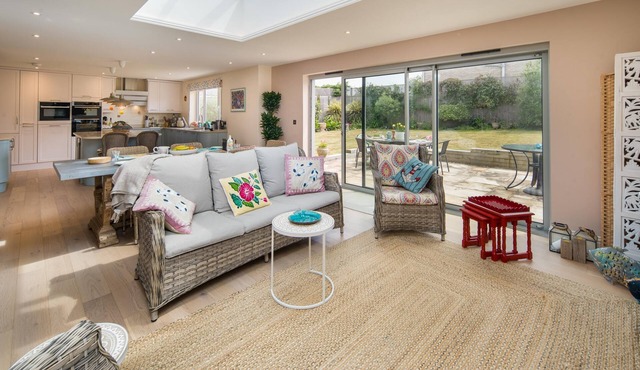 Nine Buoys - sleeps 10 guests near the beach