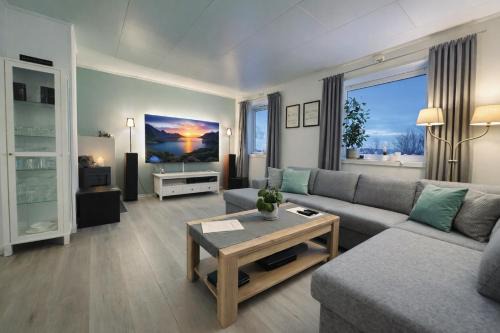 Northern Lights Apt Midtgaard, Kvaløya Tromsø Modern 2BR, Free Parking