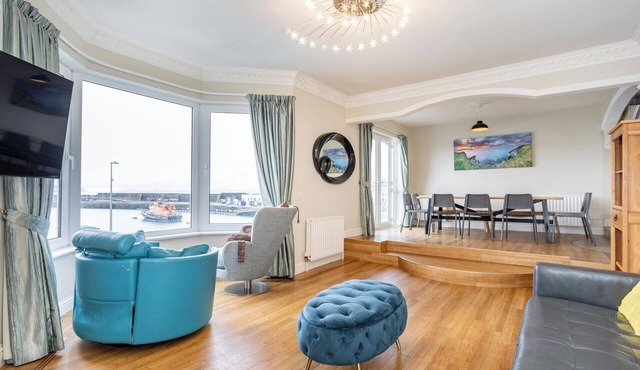 Portrush Harbour (Kerr St) townhouse. Sleeps 19.