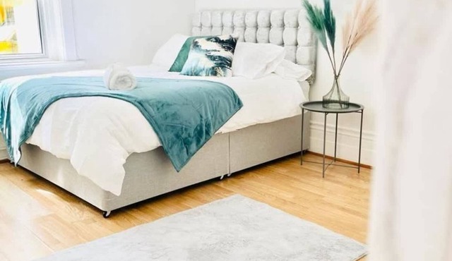 Portsmouth Getaway: Free parking & King Bed