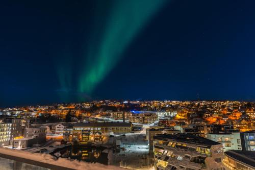 Premium Penthouse in Tromsø - Northern lights, City, Sea & Mountain view - free parking in garage