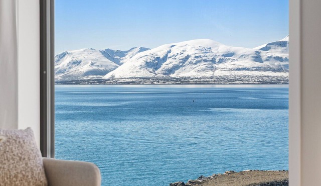 Premium Waterfront Apartment–Sea & Mountain View