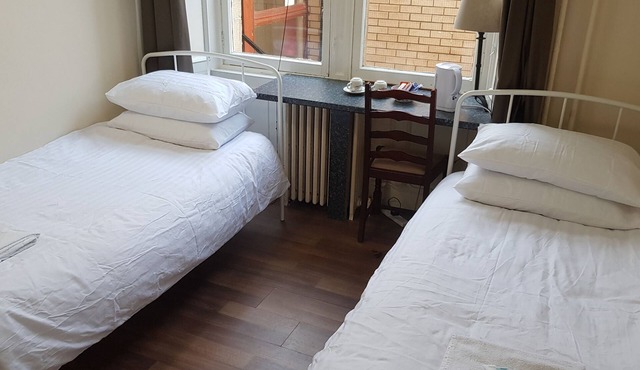Private Twin Room with Shared Facilities - Alba Self Catering