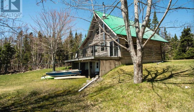 Relaxing Cedar Log Cottage on Bras d'Or Lake over 300 Ft Private Beach & Kayaks