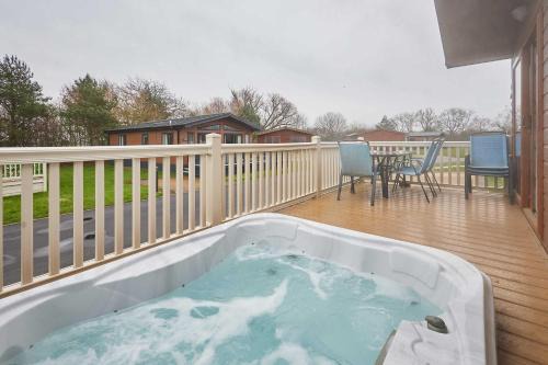 Rowan Lodge with Hot Tub