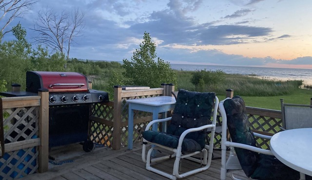 Rustic Waterfront, Lakeside Cottage with Stunning Views 1 hour from Winnipeg.