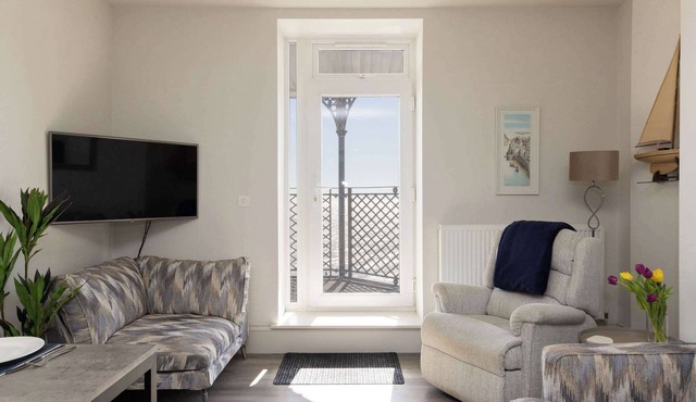 Seafront Apartment with Balcony & Panoramic Views