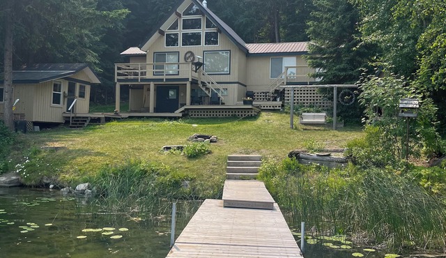 Secluded Lakefront Cottage in the Cariboo Pet-friendly