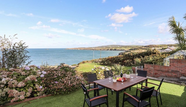SER A MOR (STARS AND SEA), pet friendly, with open fire in Amlwch
