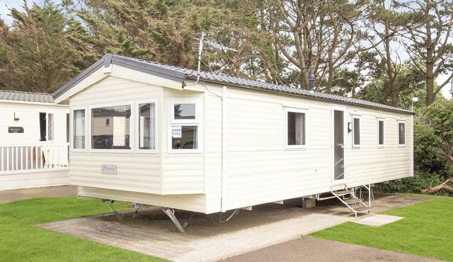Silver Caravan with parking, decking & sea view