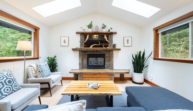 Skylight Cottage- Mackenzie Beach, Private Hot Tub