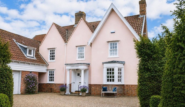 Somerville House - a house that sleeps 9 guests in 5 bedrooms