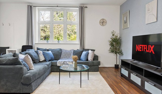 Spacious 2 Bed Apartment Free Parking Central