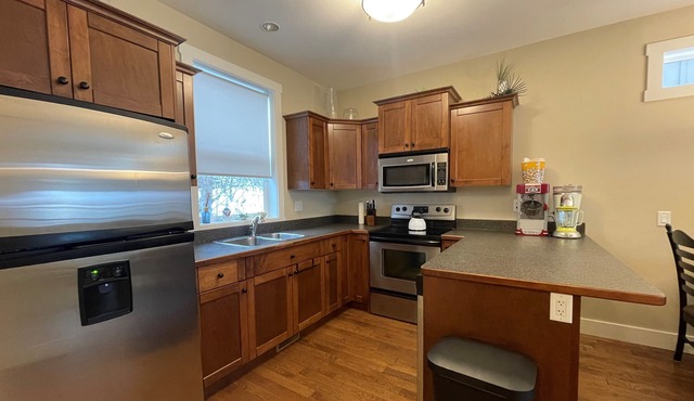 Spacious 3 Bedroom, Walking Distance to Beach & Private Marina