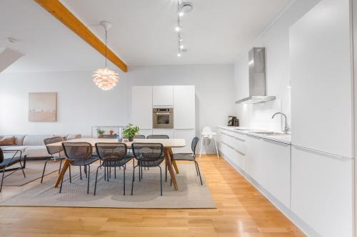 Spacious 3BD Two Level Apartment Close to Tromsø Centre