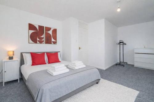 Spacious 4 Bedroom Home Free Parking Sleeps 8