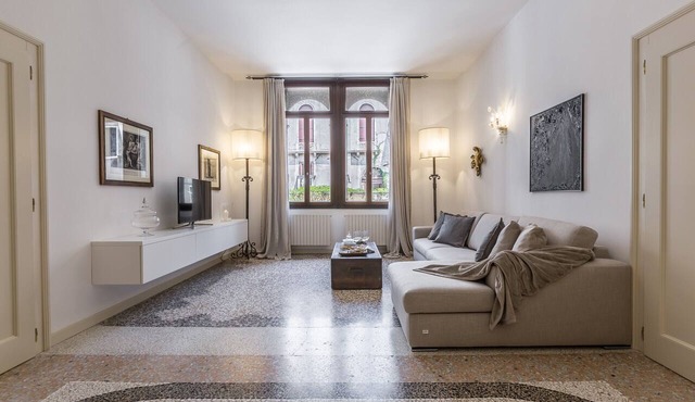 Spacious and Charming Apartment Near Fenice Theatre