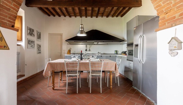Stunning private villa with WIFI, A/C, TV, veranda and pets allowed, close to Montepulciano