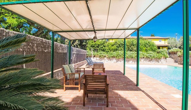Stunning private villa for 10 people with private pool, A/C, WIFI, TV, patio and pets allowed