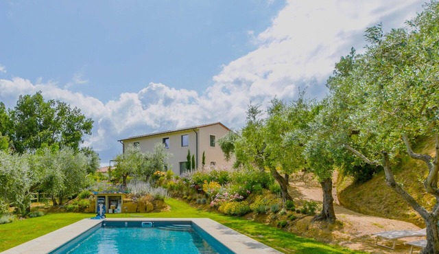 Stunning private villa for 6 guests with A/C, WIFI, private pool, TV and patio