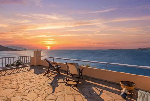 Stunning studio with panoramic sea views & sunset