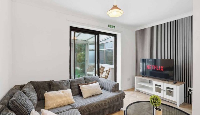 Stylish 2BR Home with Easy M6 Access