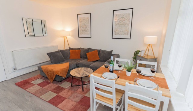 Stylish 3BDR/1.5 bathroom home! Ideal for groups and cosy get-aways.
