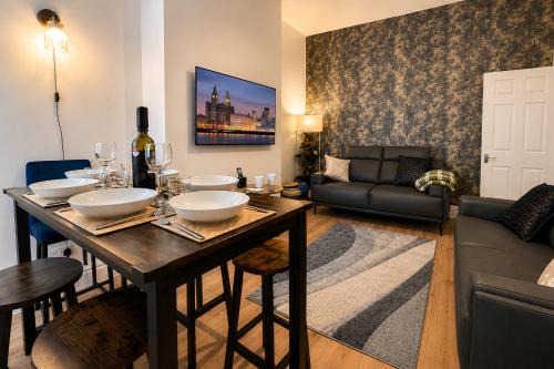 Stylish 4BR for Groups, Sleeps 7, 2 WCs, Free Parking