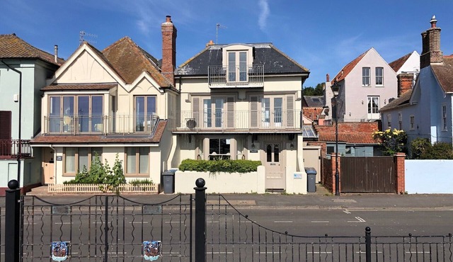 TAMARISK, ALDEBURGH, pet friendly, with open fire in Aldeburgh