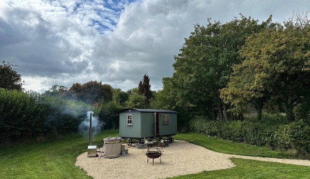 Teasel Shepherds Hut for 2 guests in rural Somerset with wood-fired hot tub