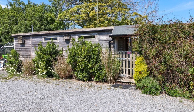 THE CABIN, pet friendly, with hot tub in Amlwch