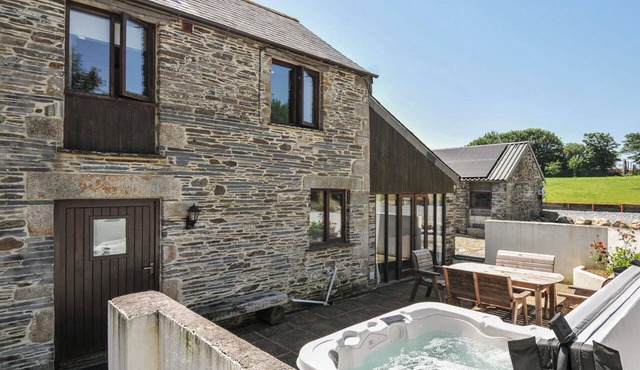 THE DAIRY BARN, pet friendly, character holiday cottage in Camelford