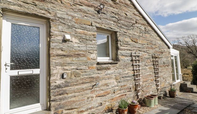 THE OLD SMITHY COTTAGE, with a garden in Penrhyndeudraeth