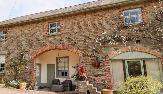 THE STABLE, pet friendly, character holiday cottage in Lydney