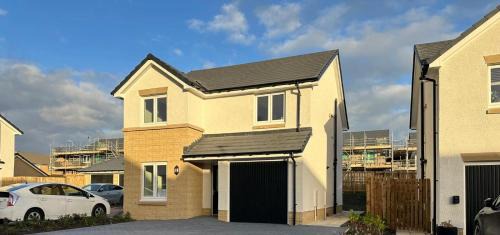 The Thistle - Room with attached Bath- Free Parking & WIFI, Shared House
